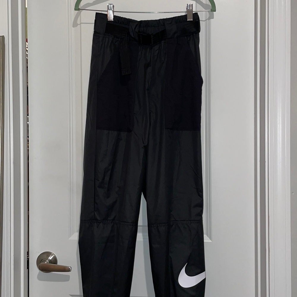 Nike women’s loose fit joggers with belt